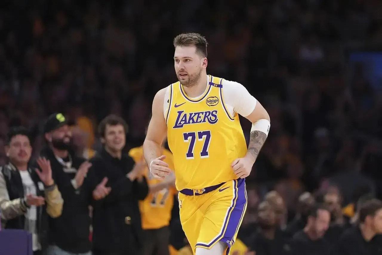 东契奇遭遇十五连败，巴塞罗那教练面临压力！